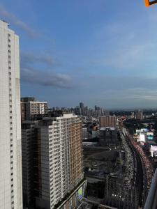 Cozy 2BR Loft in EDSA with Rooftop Pool