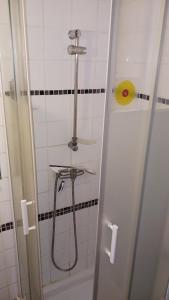Independent Studio Kitchen & Shower Free Parking