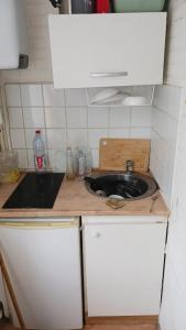 Independent Studio Kitchen & Shower Free Parking