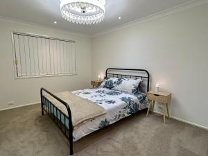 3BR Retreat with Sunset Views over Brisbane Water