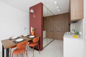 Exceptional Apartment with Balcony in City Center by Noclegi Renters