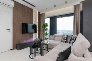Luxury Apartment with Air Conditioning & Parking on the 25th Floor City Centre by Renters Prestige