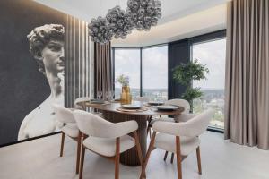 Luxury Apartment with Air Conditioning & Parking on the 25th Floor City Centre by Renters Prestige