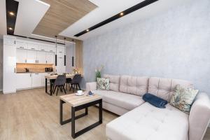 Cozy Apartment with Balcony Close to the Beach by Noclegi Renters