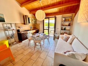 BILO MOLINI nuovo con terrazza e aria condizionata in residence con piscina