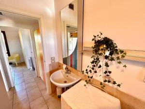 BILO MOLINI nuovo con terrazza e aria condizionata in residence con piscina