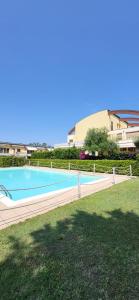 BILO MOLINI nuovo con terrazza e aria condizionata in residence con piscina