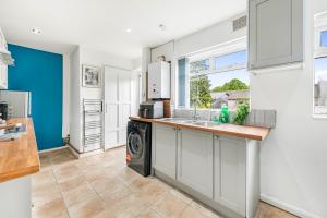 Nottingham City Hospital, Contractor & Family Accommodation, Sleeps 9, Free Parking on street