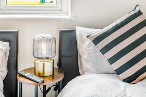 Nottingham City Hospital, Contractor & Family Accommodation, Sleeps 9, Free Parking on street
