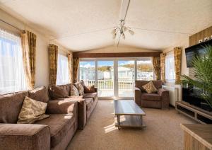 Beautiful 6 Berth Caravan By The Beach In Suffolk Ref 40076Nd