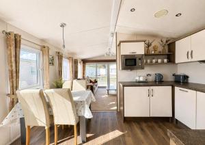Beautiful 6 Berth Caravan By The Beach In Suffolk Ref 40076Nd