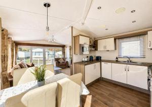 Beautiful 6 Berth Caravan By The Beach In Suffolk Ref 40076Nd