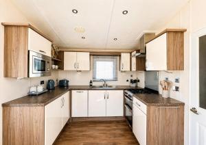 Beautiful 6 Berth Caravan By The Beach In Suffolk Ref 40076Nd