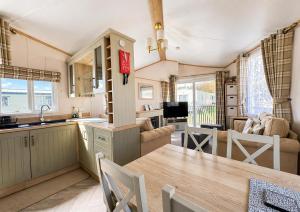 Homely Caravan With Decking At North Denes In Suffolk, Ref 40119And