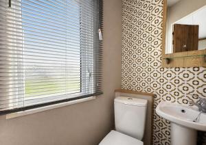 Homely Caravan With Decking At North Denes In Suffolk, Ref 40119And