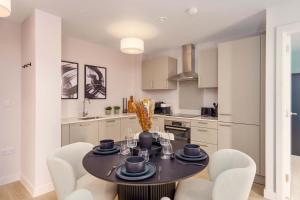 Luxury VIEWS 10th Floor 2 Bed Apartment