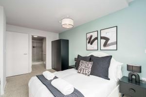 Luxury VIEWS 10th Floor 2 Bed Apartment