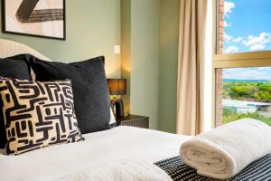 Luxury VIEWS 10th Floor 2 Bed Apartment