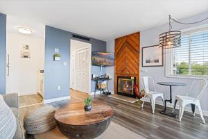 Smoky, Rustic and Relaxing Studio Condo - Views, Pools, Wifi