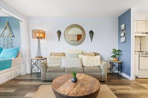 Smoky, Rustic and Relaxing Studio Condo - Views, Pools, Wifi