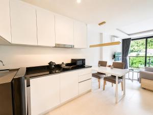 Modern Studio with Rooftop Pools - Walk to Karon Beach UTKR 205