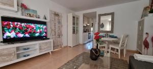 Frangipani - Apartment with Terrace & Shared Pool