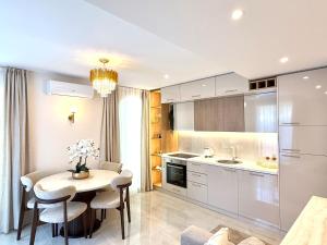 Brand new Vanilla suite with free parking