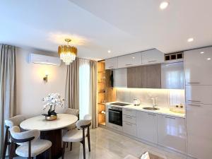Brand new Vanilla suite with free parking