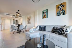 006 Modern 3 Bed Calanova Golf Apartment