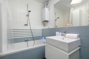 Comfortable Apartment with Air Conditioning and Balcony by Noclegi Renters