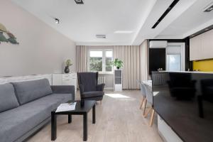Comfortable Apartment with Air Conditioning and Balcony by Noclegi Renters