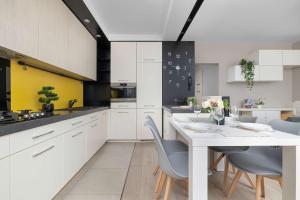 Comfortable Apartment with Air Conditioning and Balcony by Noclegi Renters