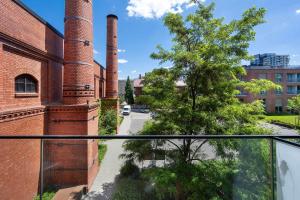 Piekarnia Modern Studio with a Balcony and a Workspace by Noclegi Renters