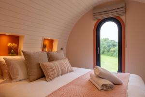 Avalon 2-Bed 2-Ensuite Luxury Pod with Hot Tub