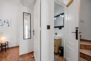 Sunny 3-Bedroom House with Pool and Rooftop Terrace