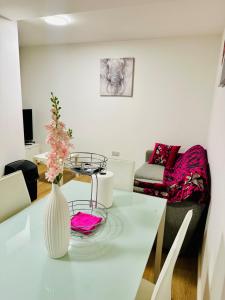 Sleek & New 2-Bed Flat in Central Mansfield