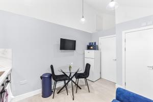 Convenient 1BR Flat with Kitchen Perfect for Two!