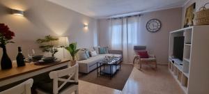 Bouganville - Apartment with Terrace & Shared Pool
