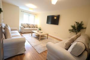 Cosy - Sleeps 9 - En-Suites - Driveway