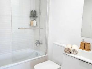 Pool - 3 min to Beach - FREE Parking - Fenced Yard