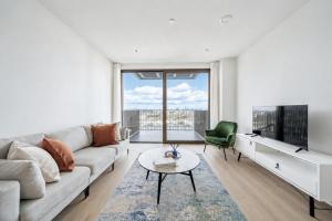 Luxury 2BR next to US Embassy with River Views