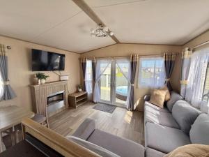 Fantasy Island H12 caravan with Hot Tub