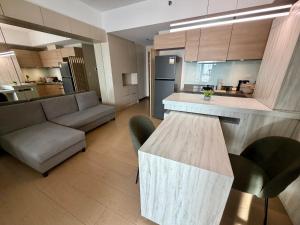 Sunset View in Venice Grand Canal Mall Suite, Pet Friendly, Walking distance to Venice Mall, 5 mins away to BGC