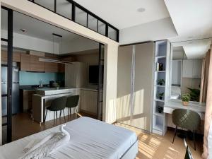 Sunset View in Venice Grand Canal Mall Suite, Pet Friendly, Walking distance to Venice Mall, 5 mins away to BGC