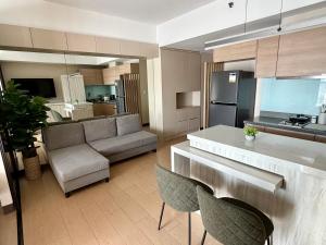 Sunset View in Venice Grand Canal Mall Suite, Pet Friendly, Walking distance to Venice Mall, 5 mins away to BGC