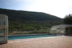 Appartement spacieux à La Roche-sur-le-Buis avec piscine privée.