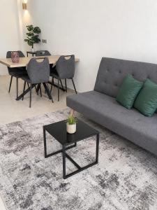 Air-conditioned 2-bedroom apartment with pool and beach access
