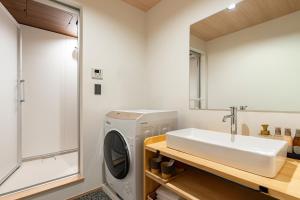 鶴Inn 2路線 バス2 トイレ2 最大6名 大阪 難波 奈良へ直通 春桃居