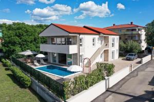 Holiday Apartment with Private Pool - SARA