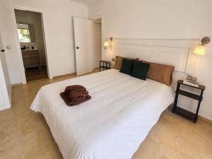 Air-conditioned 2-bedroom apartment with pool and beach access